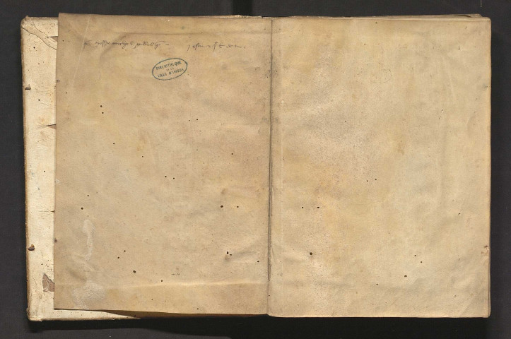 « C'est le papier de la confrarie de Saint-Nicolas, deservie en l'église de Saint-Lau, près Angers, appelée la Frarie aux bourgois d'Angers, et des ordenances d'icelle »