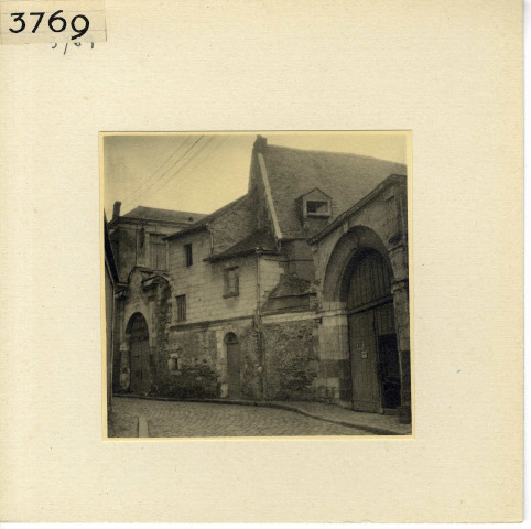 Angers : quartier de la Cité, rue Donadieu de Puycharic, à droite portail de la maison canoniale Saint-Barthélemy
