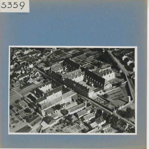 Beaufort-en-Vallée : Le bourg (vue aérienne)