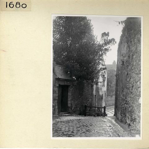 Angers : rue Donadieu-de-Puycharic vue en direction de la montée Saint-Maurice