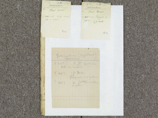 Portefeuille in-folio renfermant divers fragments, parchemin et papier