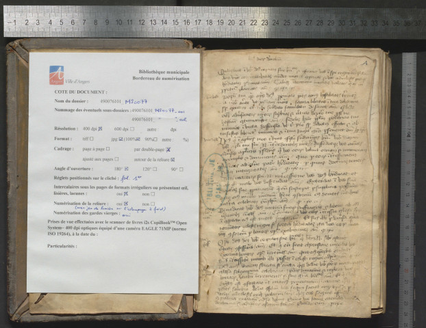 Pontifical d'une église située en terre d'Empire. En tête : « Ordo ad consignandum pueros sive infantes. » Le pontifical commence au fol. 7 : « Ordo ecclesiasticorum graduum et in gradibus ordinandi. » Au fol. 25, cérémonie du synode. Sur un feuillet préliminaire, prières ajoutées au XVe siècle
