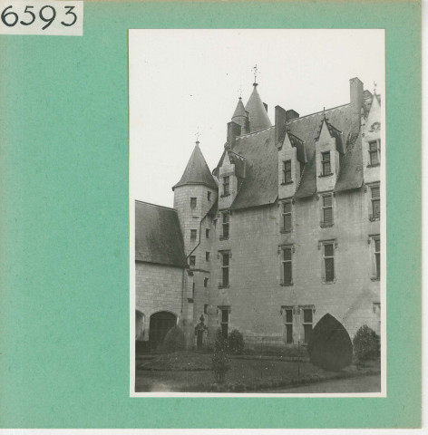 Ecuillé : Château du Plessis-Bourré, cour intérieure
