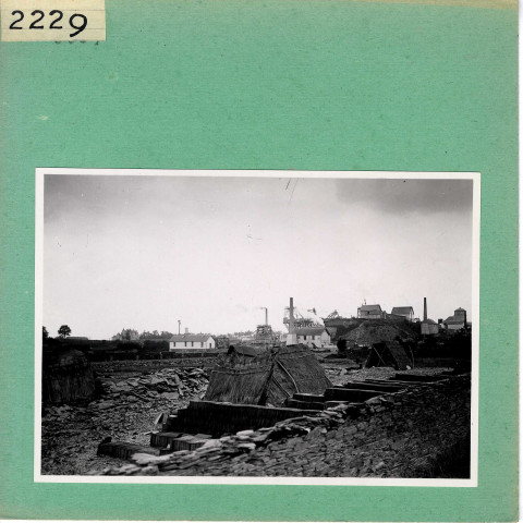 Trélazé : Vue des buttes (Ardoisières) avec 'tue-vents" de fendeurs