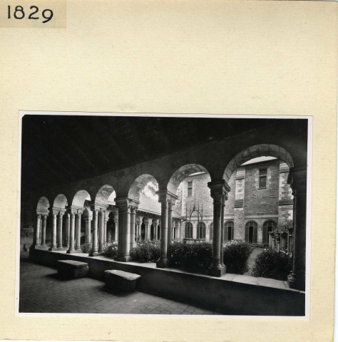 Angers : cloître de l'hôpital Saint-Jean