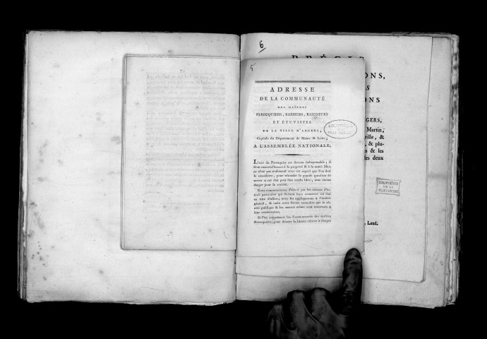 Adresse de la communauté des maîtres perruquiers, barbiers, baigneurs et étuvistes de la ville d'Angers, à l'Assemblée nationale