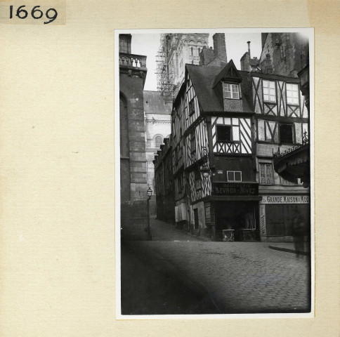 Angers : maisons à pans de bois rue Baudrière et rue du Chanoine-Urseau