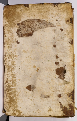 Henri de Suze. « Incipit Summa, ab Ostiensi super titulis Decretalium composita. Alpha et O unum... Hujusmodi Hostiensis Summa spectat conventui monasterii Sancti Albini Andegavensis, et michi Parvo commissa est usque ad duos annos proximos. Actum die VIII mensis augusti, anno Domini MoCCCCo quinquagesimo septimo. Jo. Petit »