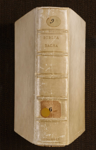 Bible latine, texte dit de l'Université. Au Psautier, notes et gloses sur une colonne ménagée à cet effet, mais ces additions sont d'une main plus récente (XIIIe siècle)