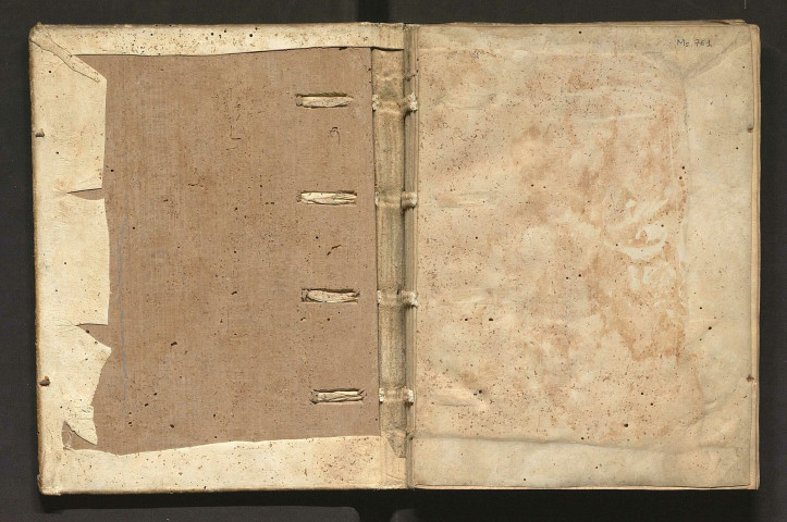 « C'est le papier de la confrarie de Saint-Nicolas, deservie en l'église de Saint-Lau, près Angers, appelée la Frarie aux bourgois d'Angers, et des ordenances d'icelle »