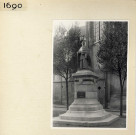 Angers : statue de Mgr Freppel place Sainte-Croix