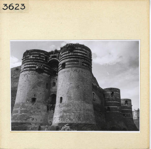 Angers : Tours au sol et fossés