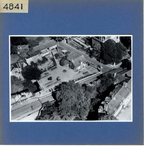 Beaulieu-sur-Layon : Le bourg, les jardins (vue aérienne)