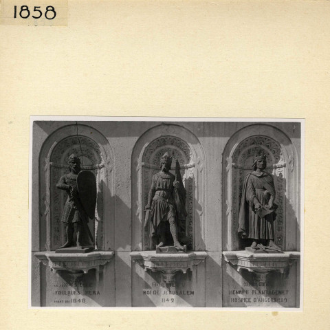 Angers : Détail d'une face de la statue du Roi René