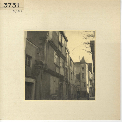 Angers : quartier de la Cité, rue Saint-Aignan, vers la maison du Croissant ou de la Tour