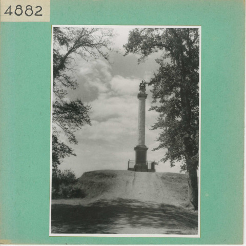 Saint-Florent-le-Vieil : Terrasse devant l'église