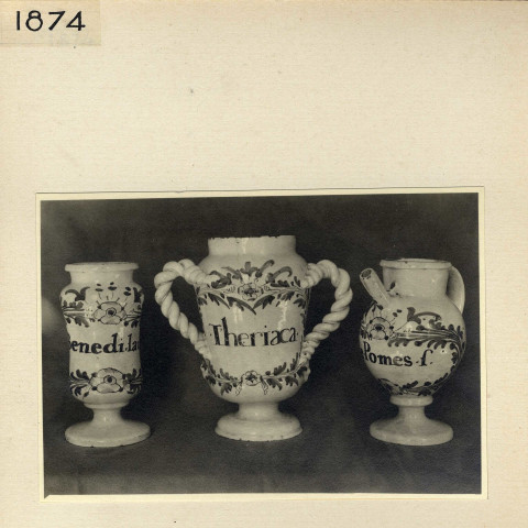 Angers : Hôpital, trois vases à pharmacie