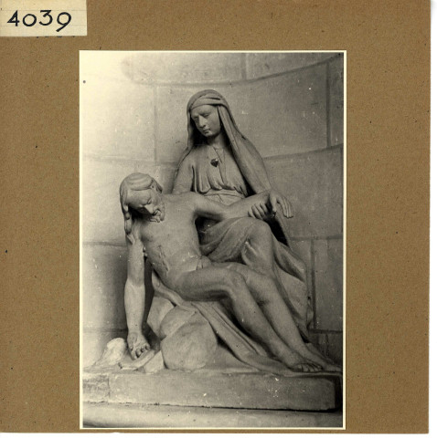 Angers : Cathédrale, statue de Notre-Dame-de-Pitié