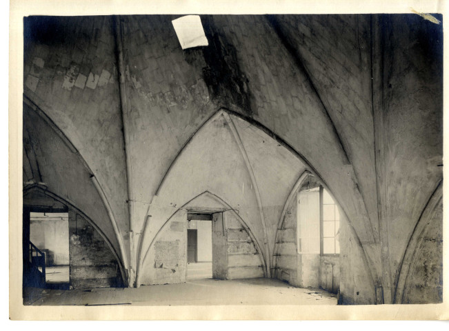 Chapelle des Carmes à Angers : salle dite du chapitre dans l'aile bordant le cloître au sud ou pièce voûtée annexe de la tour des Druides