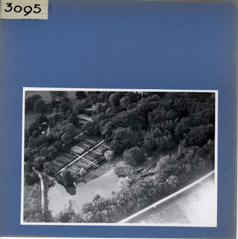 Saint-Laurent-de-la-Plaine : Château du Plessis-Beuvereau, vue aérienne