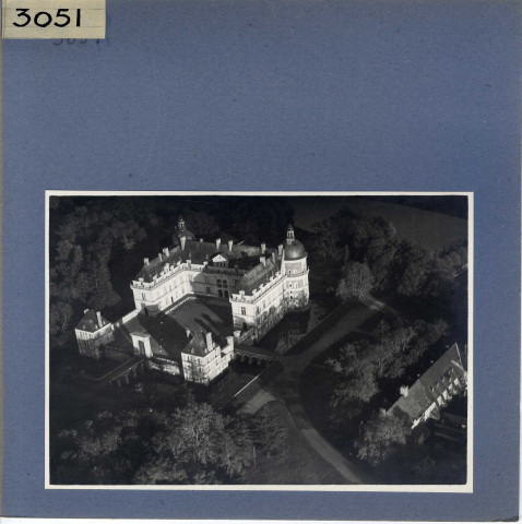 Saint-Georges-sur-Loire : Château de Serrant, vue aérienne