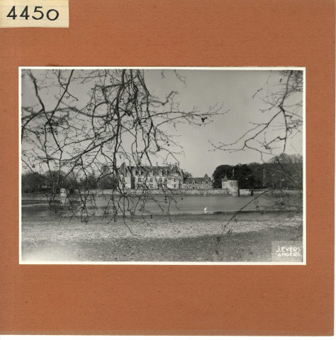 Chambellay : Château du Bois-Montboucher, lac et cygnes