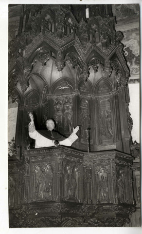 Portraits photographiques de Mgr Chappoulie, évêque d'Angers (1950-1959)