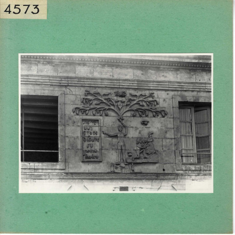 Baugé : Bas-relief de Louis Licois daté de 1843