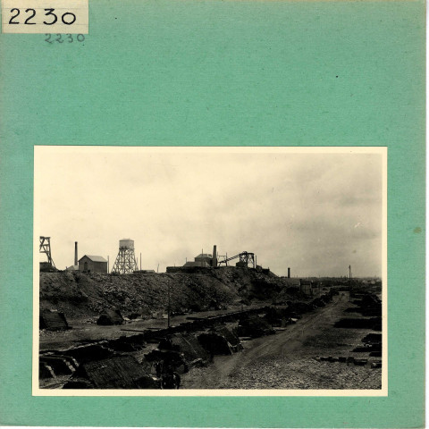 Trélazé : Vue des buttes (Ardoisières) avec 'tue-vents" de fendeurs