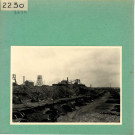 Trélazé : Vue des buttes (Ardoisières) avec 'tue-vents" de fendeurs