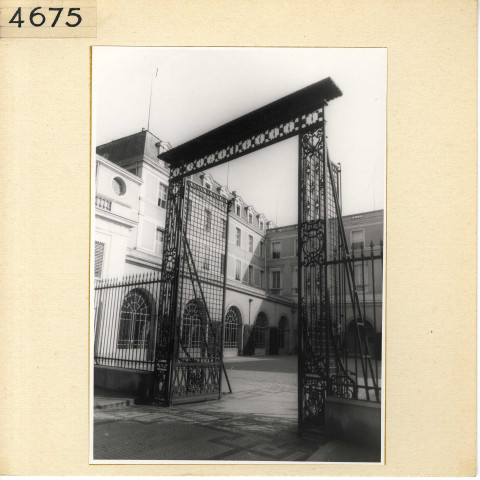Angers : Préfecture, grille d'entrée