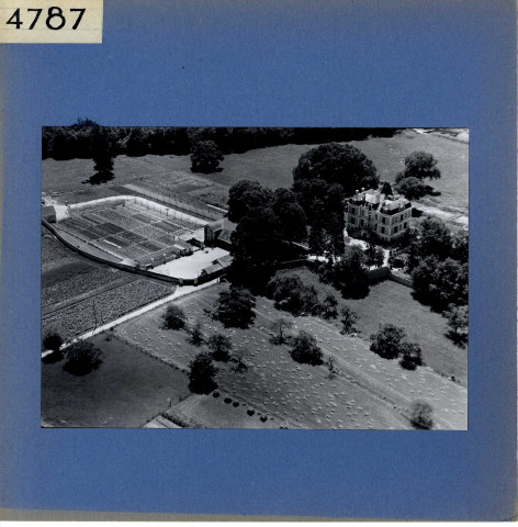 Fontaine-Guérin : Château du Dauphiné (vue aérienne)