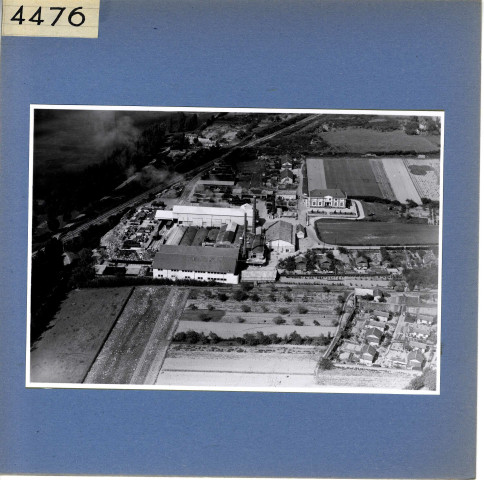 Angers : usine des Verreries mécaniques de l'Anjou, situées à Eventard, avec la voie de chemin de fer de raccord vers la gare Saint-Serge (vue aérienne)