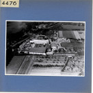 Angers : usine des Verreries mécaniques de l'Anjou, situées à Eventard, avec la voie de chemin de fer de raccord vers la gare Saint-Serge (vue aérienne)