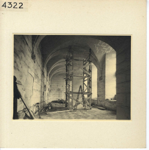 Angers : Salle en réfection, derrière les arcades (Préfecture)