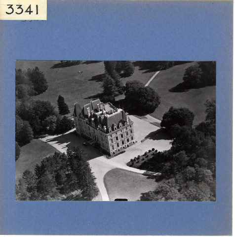 Cheviré-Le-Rouge : Château de La Roche-Hue (vue aérienne)