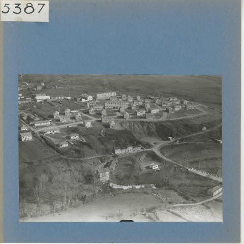 Saint-Crespin-sur-Moine : Le bourg, vue aérienne