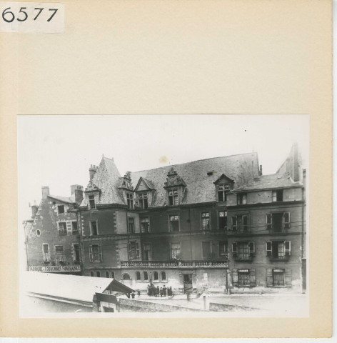 Angers : Rue Plantagenêt : école Chevrollier et ancien Hôtel de Ville dit de la Godeline