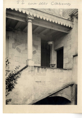 Cour du 32 rue des Carmes à Angers : vestiges de fenêtres ou portes romanes