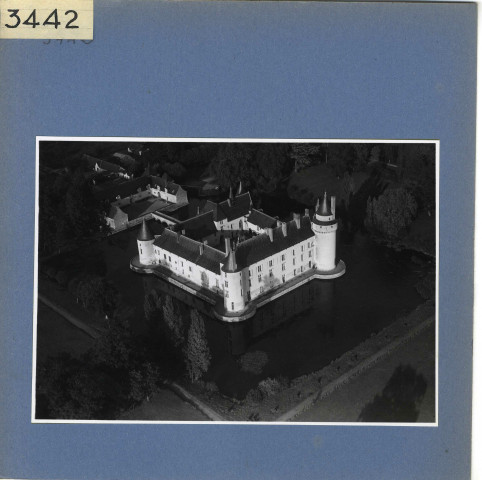 Ecuillé : Château du Plessis-Bourré, vue aérienne