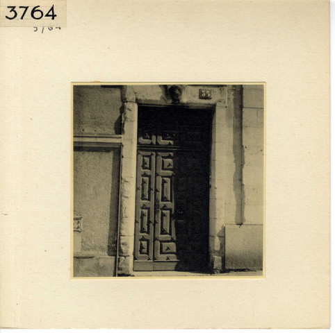 Angers : ancien quartier des Halles, 35 place Louis-Imbach, porte (XIXe s.) de l'hôtel de Charnières puis Louet