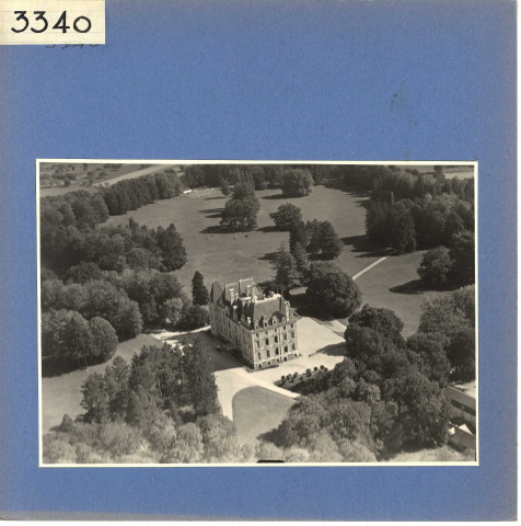 Cheviré-Le-Rouge : Château de La Roche-Hue (vue aérienne)