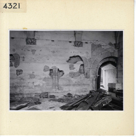 Angers : Salle en réfection, derrière les arcades (Préfecture)