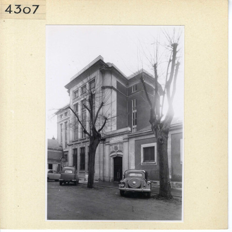 Angers : Bâtiment des Archives départementales en haut de la rue Saint-Aubin (Préfecture)