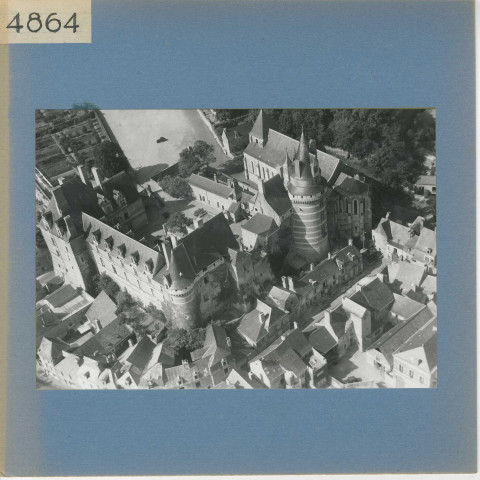 Durtal : Château (vue aérienne)