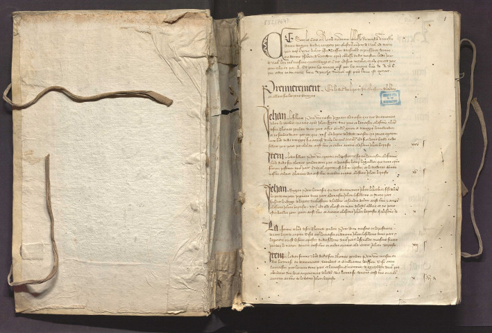 « Ce sont les cens et rentes madamme l'abbasse du moustier de Noustre-Damme d'Angiers, rendus à Angiers par chascun an au jour de Noel et receuz par moy Hervé le Clerc, prestre, censier de tres noble et puissante damme madamme Ysabeau de Ventadour, à present abbasse dudit moustier, ledit jour de Noel, l'an mil trois cens quatre vings et cinq, et sont merchez ceulx qui ont payé pour celuy an par A, et pour les années ensuivans par les autres lettres de A, B, C, par ordre, en un autre livre en parchemin, duquel cest present est extrait. »