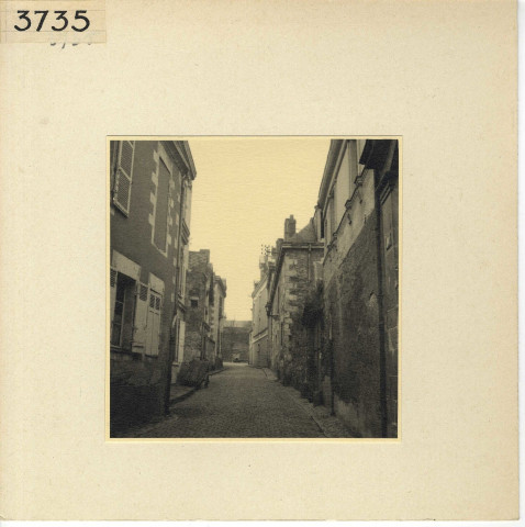 Angers : quartier de la Cité, rue Donadieu de Puycharic vers le château