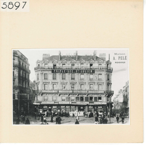 Angers : Maison A.Pelé, place du Ralliement