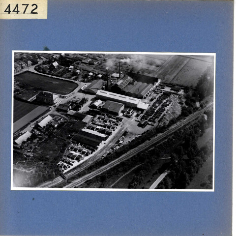 Angers : usine des Verreries mécaniques de l'Anjou, situées à Eventard, avec la voie de chemin de fer de raccord vers la gare Saint-Serge (vue aérienne)