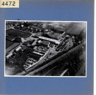 Angers : usine des Verreries mécaniques de l'Anjou, situées à Eventard, avec la voie de chemin de fer de raccord vers la gare Saint-Serge (vue aérienne)